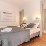 Blue 3 Spacious Family Apt, View & Parking Como
