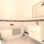 Blue 3 Spacious Family Apt, View & Parking Apartmán *