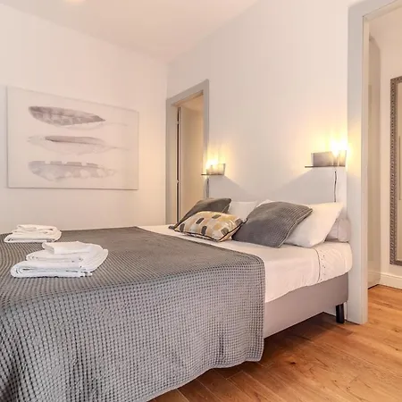 Blue 3 Spacious Family Apt, View & Parking Como