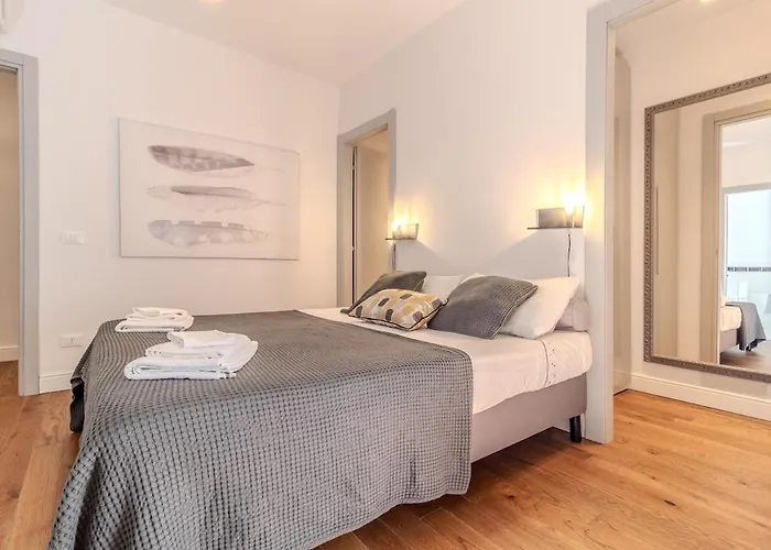 Blue Luxury Apt#3 コモ