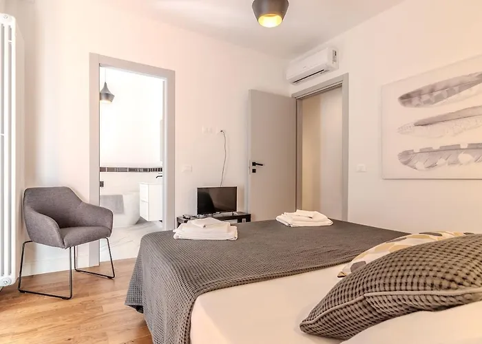 Blue Luxury Apt#3 アパート コモ